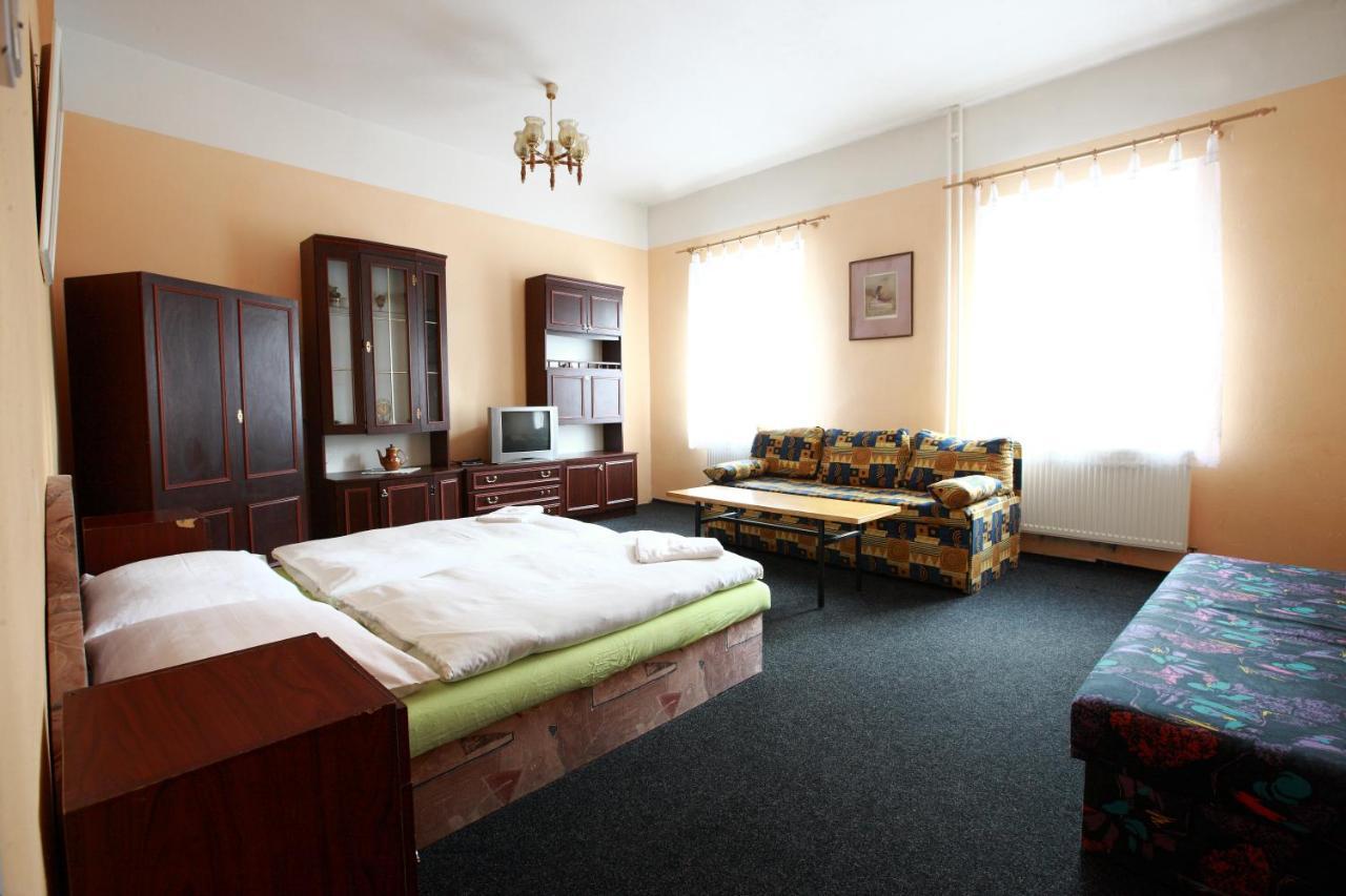 Hotel Slávie Klášterec nad Ohří Esterno foto